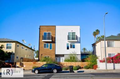 Main picture of 11637 1/2 Burbank Blvd