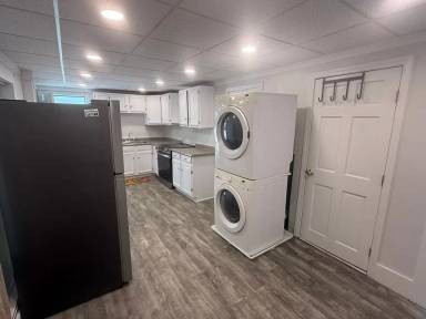 Main picture of 154 Center St