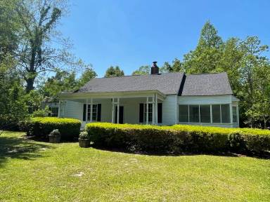 Main picture of 2516 N Oak St