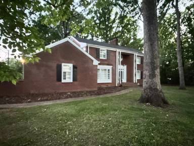 Main picture of 906 Crescent Cir
