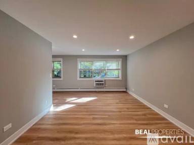 Main picture of 452 W Oakdale Ave