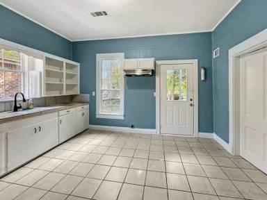 Main picture of 717 Baker St