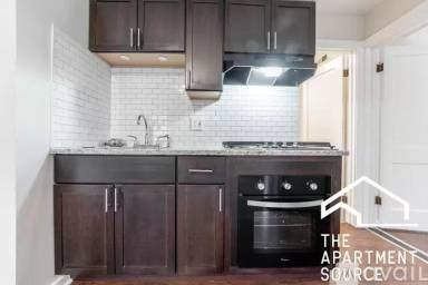 Main picture of 1501 W Fullerton Ave