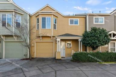 Main picture of 2662 NE 6th Pl