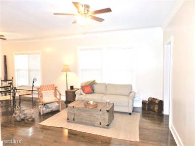 Main picture of 724 W Roscoe St