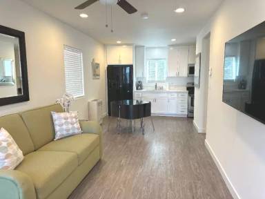 Main picture of 900 N Park Ave