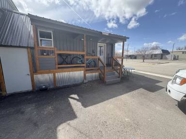 Main picture of 592 Main St