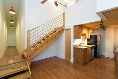 Main picture of 323 W Broad St