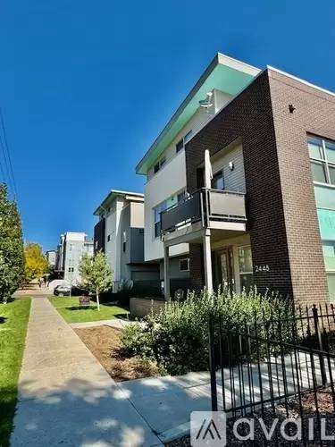 Main picture of 2454 N Clay St