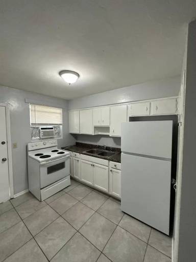 Main picture of 2000 Palafox St