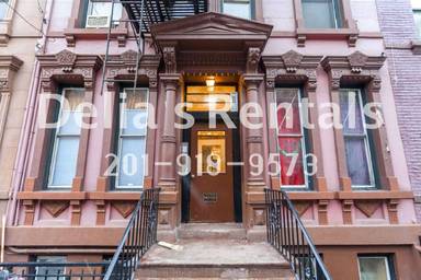 Main picture of 98 Wayne St