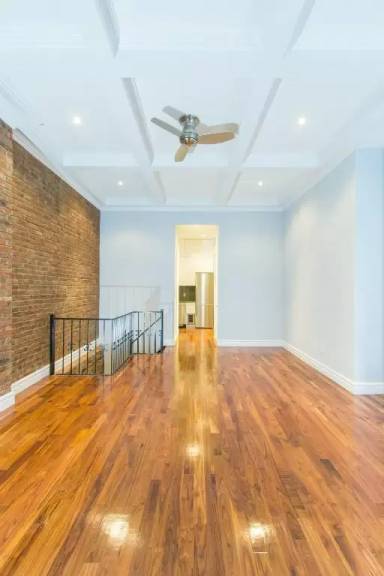 Main picture of 9 E 75th St