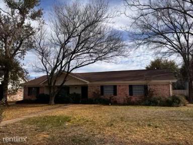 Main picture of 2306 Quail Hollow Dr