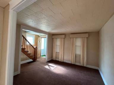 Main picture of 41 E 6th St