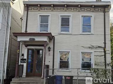Main picture of 129 W Parmenter St