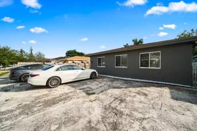 Main picture of 1252 NE 110th St