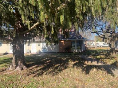Main picture of 102 W Chestnut St