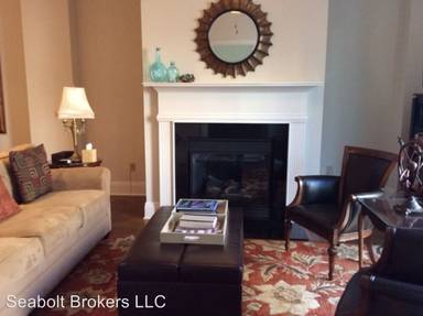 Main picture of 165 W Bay St