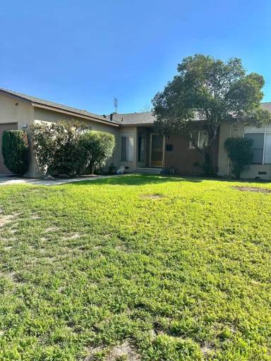 Main picture of 322 W Richert Ave