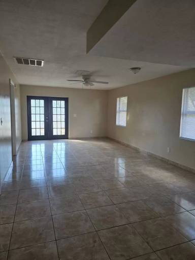 Main picture of 609 N Palm Dr