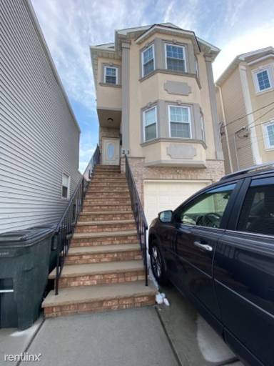 Main picture of 23 Davis St