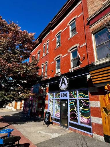 Main picture of 698 Main St