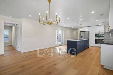 Main picture of 4762 Charters Ave