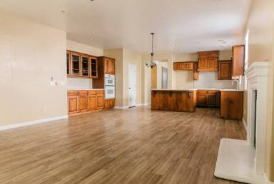 Main picture of 1762 Champagne St