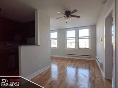 Main picture of 818 W Diversey Pkwy