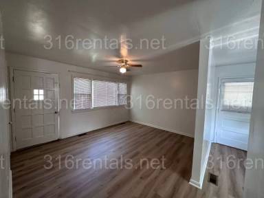 Main picture of 318 S Lamar Ave