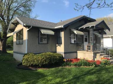 Main picture of 121 E 9th St