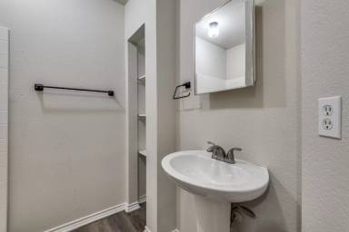 Main picture of 321 Queens Ct S