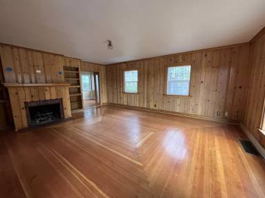Main picture of 212 E Lake St