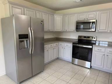 Main picture of 100 E Lauren Ln