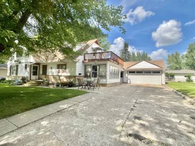 Main picture of 413 E Hawthorne St