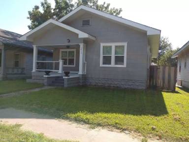 Main picture of 1911 S Topeka Ave