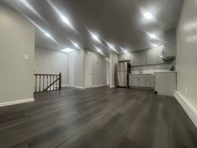 Main picture of 825 Ashford St