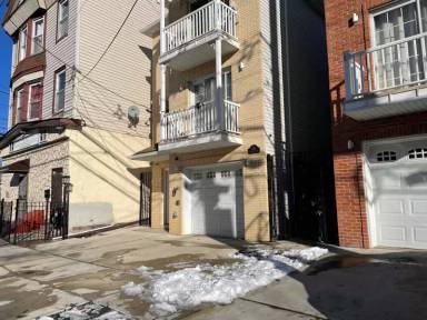 Main picture of 742 Bergen St