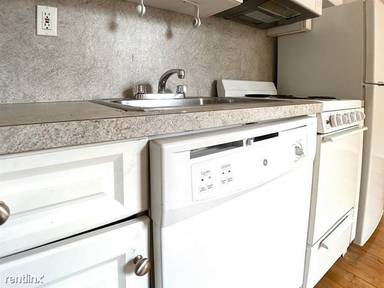 Main picture of 210 W 94th St