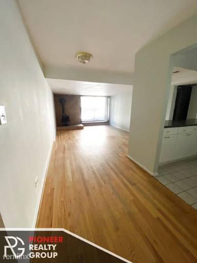 Main picture of 1220 N La Salle Dr