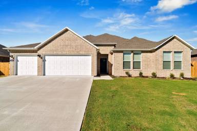 Main picture of 204 N Kit Kat Ct
