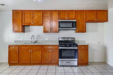 Main picture of 519 W 11th St