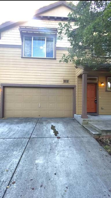Main picture of 5923 NE 49th St