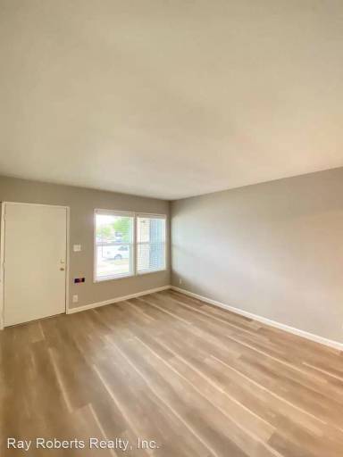 Main picture of 6562-6570 Fairfield St