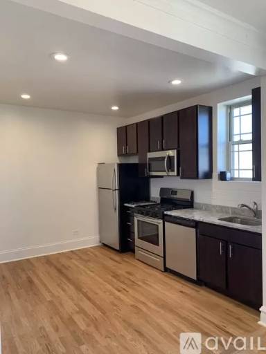 Main picture of 2722 W Farragut Ave