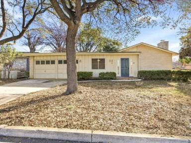 Main picture of 204 Regal Oaks Dr