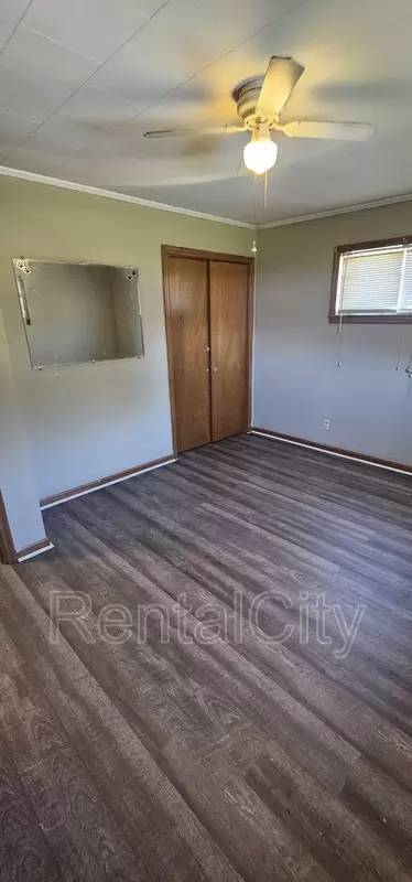 Main picture of 110 E 7th St
