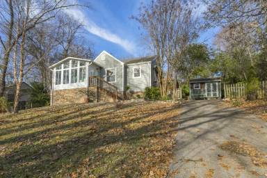 Main picture of 2224 Maplecrest Dr