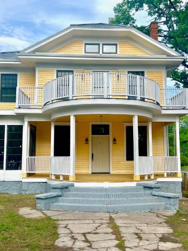 Main picture of 101 W Markham Ave
