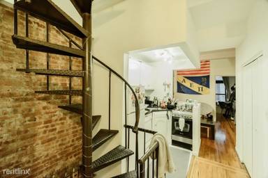 Main picture of 40 E 12th St